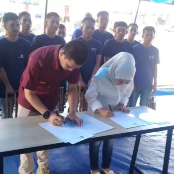 Anggota DPRD Jabar Weni Dwi Aprianti serahkan alat musik tradisional kepada warga binaan pemasyarakatan di Lapas Cianjur. (Foto: Hakim Radar Cianjur)