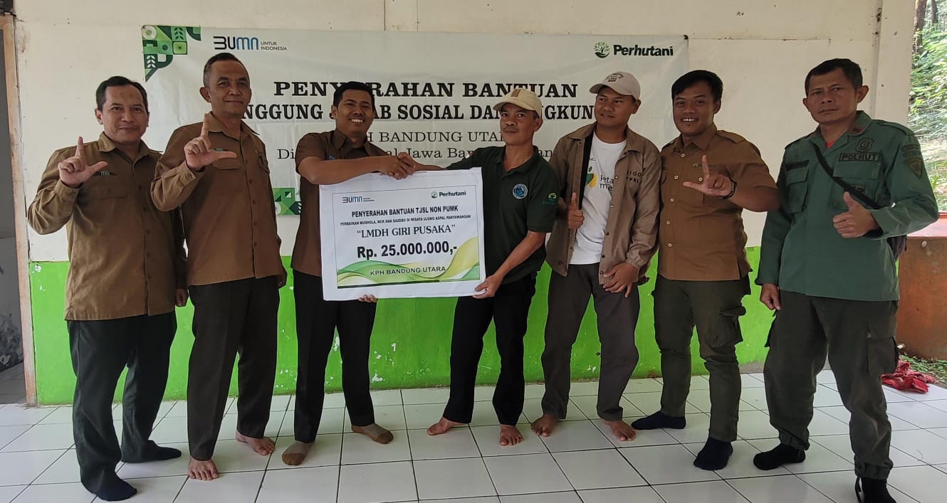 Perhutani Bandung Utara Salurkan Bantuan TJSL Untuk LMDH Giri Pusaka