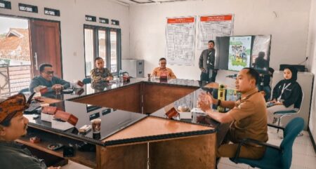 Kepala Desa Kertawangi Steve Ewon saat memberikan penjelasan kepada para Kepala Desa dari Lombok Tengah