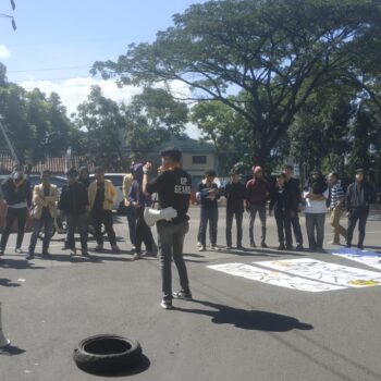 Tangkapan aksi Permahi Jawa Barat di depan Polda Jabar pada Kamis, (6/6/2024).