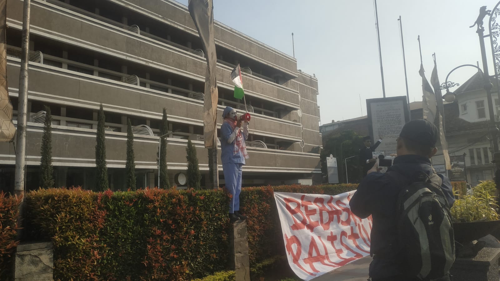 Tangkapam foto Wanggi Hoed sedang berorasi