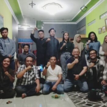 Bakal calon Bupati Kuningan dr. Deni Wirhana Wirananggapathi saat bertemu mahasiswa Kuningan, Minggu 28 Juli 2024.