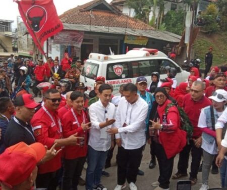 Pasangan Bilal Insan Priatna - Mulyana saat mendaftar ke KPU Kota Cimahi, Kamis 29 Agustus 2024.