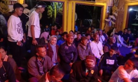 Ngatiyana ditengah masyarakat Kampung Adat Cireundeu menyaksikan pagelaran wayang golek dalam acara Ngemban Taun 1 Sura Saka Sunda, 3 Agustus 2024.