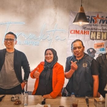 Pengamat Politik Kanda Kurniawan bersama aktivis buruh dan perempuan Siti Eni hadir menjadi Narasumber Cimahi Memilih, Rabu 7 Agustus 2024. (Foto: Gugus Gustaman)