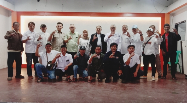 FOTO BERSAMA: Calon Walikota Cimahi Ngatiyana berfoto bersama usai hadiri deklarasi para Ketua RW di Kelurahan Leuwigajah, Kecamatan Cimahi Selatan, Selasa 13 Agustus 2024.