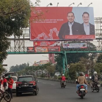 Reklame besar berisi foto pasangan Ngatiyana Adhitia Yudisthira sebagai calon Walikota dan Wakil Walikota Cimahi, Sabtu 17 Agustus 2024.