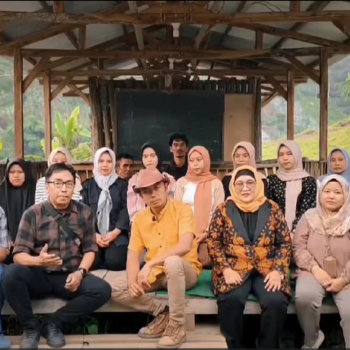 Kepala Desa Kertawangi Yanto Bin Surya atau kerap disapa Steve Ewon saat mendampingi Ketua tim PkM, Dra. Lina Meilinda, M.Hum didampingi para Dosen yaitu, Drs. Danny G. Nugraha, M.Ed.M, krisna Yudha Bakhti, S.S., M.Pd., dan Zewitra, S.S., M.A.