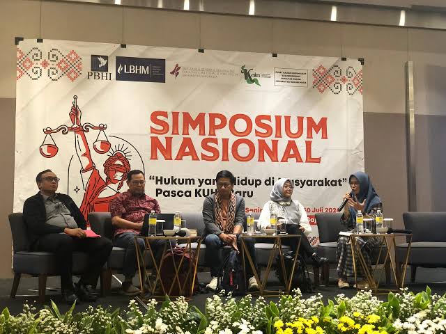 Tangkapan foto oleh PBHI Simposium Nasional "Hukum yang Hidup di Masyarakat" pasca KUHP baru