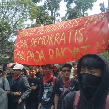 Tangkapan foto aksi massa mulai menggeruduk gerbang DPRD Jawa Barat.