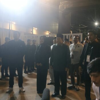 Tangkapan foto Calon Gubernur Jawa Barat, Acep Dadang Rihayat dan Gitalis, calon Wakil Gubernur Jawa Barat.