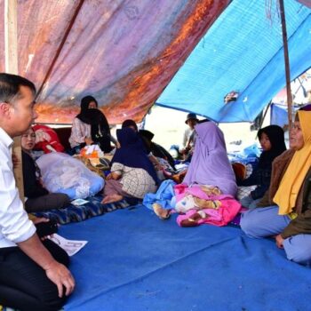 Tinjau Lokasi Terdampak Gempa, Bey : Keselamatan Warga yang Utama