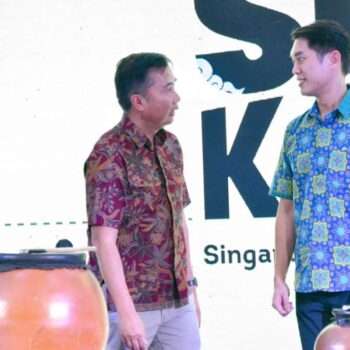 Bey Machmudin Sambut Kedatangan Perdana Scoot Airlines di BIJB Kertajati
