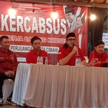 Ketua DPD PDI Perjuangan Jawa Barat Ono Surono saat menyampaikan pesan dalam Rakercabsus DPC PDI Perjuangan Kota Cimahi, Sabtu 7 September 2024.