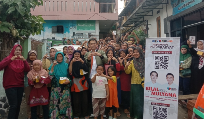 FOTO BERSAMA: Calon Walikota Cimahi Bilal Insan Muhammad Priatna foto bersama masyarakat Karang Mekar, Sabtu 14 September 2024.