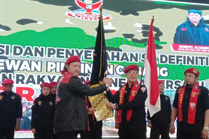 Ketua DPD GRIB JAYA Jawa Barat Gabryel Alexander Etwiorry serahkan SK DEFINITIF kepada Ketua DPC GRIB JAYA Kota Cimahi, Wispa Lumbanraja, Senin 16 September 2024.