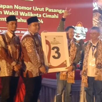 Bilal Insan Muhammad Priatna sampaikan salam Tiga Jari kepada pendukungnya setelah resmi memperoleh nomor urut Tiga di Pilkada Kota Cimahi.