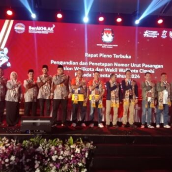 Foto bersama: KPU Kota Cimahi bersama ketiga pasangan calon Walikota dan Wakil Walikota Cimahi usai pengundian nomor urut didampingi unsur Muspida Kota Cimahi, Senin malam, 23 September 2024.