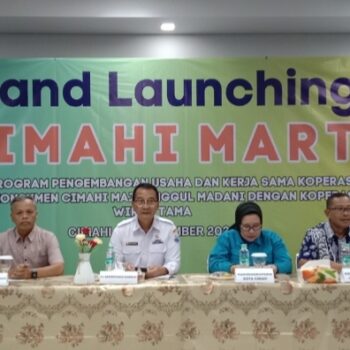 PJ Sekda Kota Cimahi, Budi Raharja didampingi Kepala Dinas Perdagangan Koperasi dan Perindustrian Kota Cimahi saat melaunching Program Cimahi Mart bersama Koperasi Karyawan Wirya Tama Kahatex, Rabu 25/09/2024