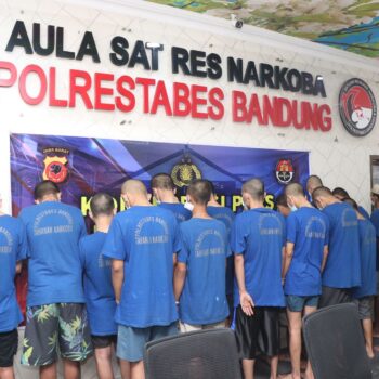 Tangkapan foto tersangka 33 kasus narkotika dan satu kasus obat keras selama Agustus 2024.