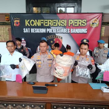 Tangkapan foto konferensi pers pasangan suami istri (pasutri) berinisial TM (26) dan RM (26) ditangkap Polrestabes Bandung setelah menganiaya balita berusia 14 bulan hingga tewas.