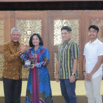 Tangkapan foto Bey Machmudin dalam acara pisah sambut Danlanal Bandung yang digelar di Pendopo Kota Bandung, Jumat malam (13/9/2024), Kolonel Laut (P) Muhammad Taufik.