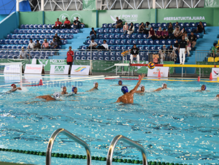 Polo Air Putra Jawa Barat Saat Hendak Mencetak Gol ke Sumatera Selatan