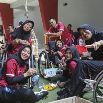 Sejumlah atlet makan siang di sela pertandingan bochia Peparnas XVII 2024 di FKOR UNS, Manahan, Solo, Jawa Tengah, Selasa (8/10/2024)/DOK.PB PEPARNAS XVII