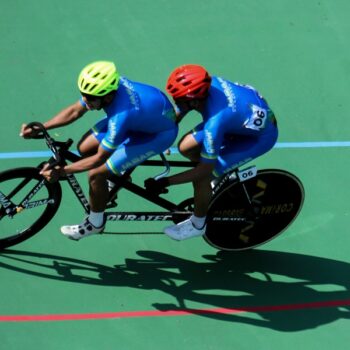 Atlet para balap sepeda asal Jawa Barat, Mufti Fadilah Salma (kiri) dengan RD Muhammad Fathurrahmat (kanan) bertandingan dalam nomor Track Sprint 200 M Omnium (MB) Finals, Para Balap Sepeda Pekan Paralimpiade Nasional (PEPARNAS) XVII di Velodrome Manahan, Solo, Jawa Tengah, Rabu (9/10/2024). Mufti dan Fathur finis di urutan kedua dan mendapatkan medali perak/DOK.PB PEPARNAS XVII
