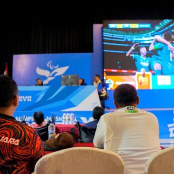 Pendukung asal Jateng, M Saddam Husein melambaikan tangan saat menonton pertandingan penyisihan grup E-Football Tuna Daksa Pekan Paralimpiade Nasional (PEPARNAS) XVII di Adhiwangsa Hotel, Rabu (9/10/2024). Kontingen Jateng punya dua wakil di babak semifinal yakni Saddam dan Dias/DOK.PB PEPARNAS XVII