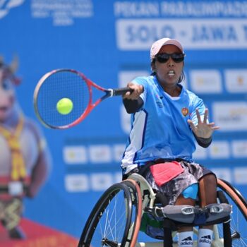 Semifinal Tenis Kursi Roda Pemain DI Yogyakarta Ndaru Patma Putri mengembalikan bola saat bertanding menghadapi atlet dari Papua Sri Atun dalam babak semifinal tunggal putri tenis kursi roda Pekan Paralimpiade Nasional (PEPARNAS) XVII Solo 2024, Jawa Tengah, di Lapangan Tenis manahan, Surakarta, Jawa Tengah, Rabu (9/10/2024). Ndaru Patma Putri melaju ke babak final setelah mengalahkan Sri Atun dengan skor 2-0/DOK.PB PEPARNAS XVII