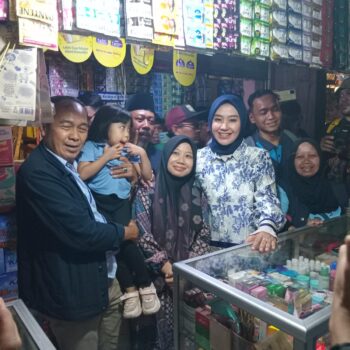 Calon Walikota Cimahi Ngatiyana bersama Calon Wakil Gubernur Jawa Barat Gitalis Dwi Nataria saat mengunjungi Pasar Cimindi (Foto: Zambronk)