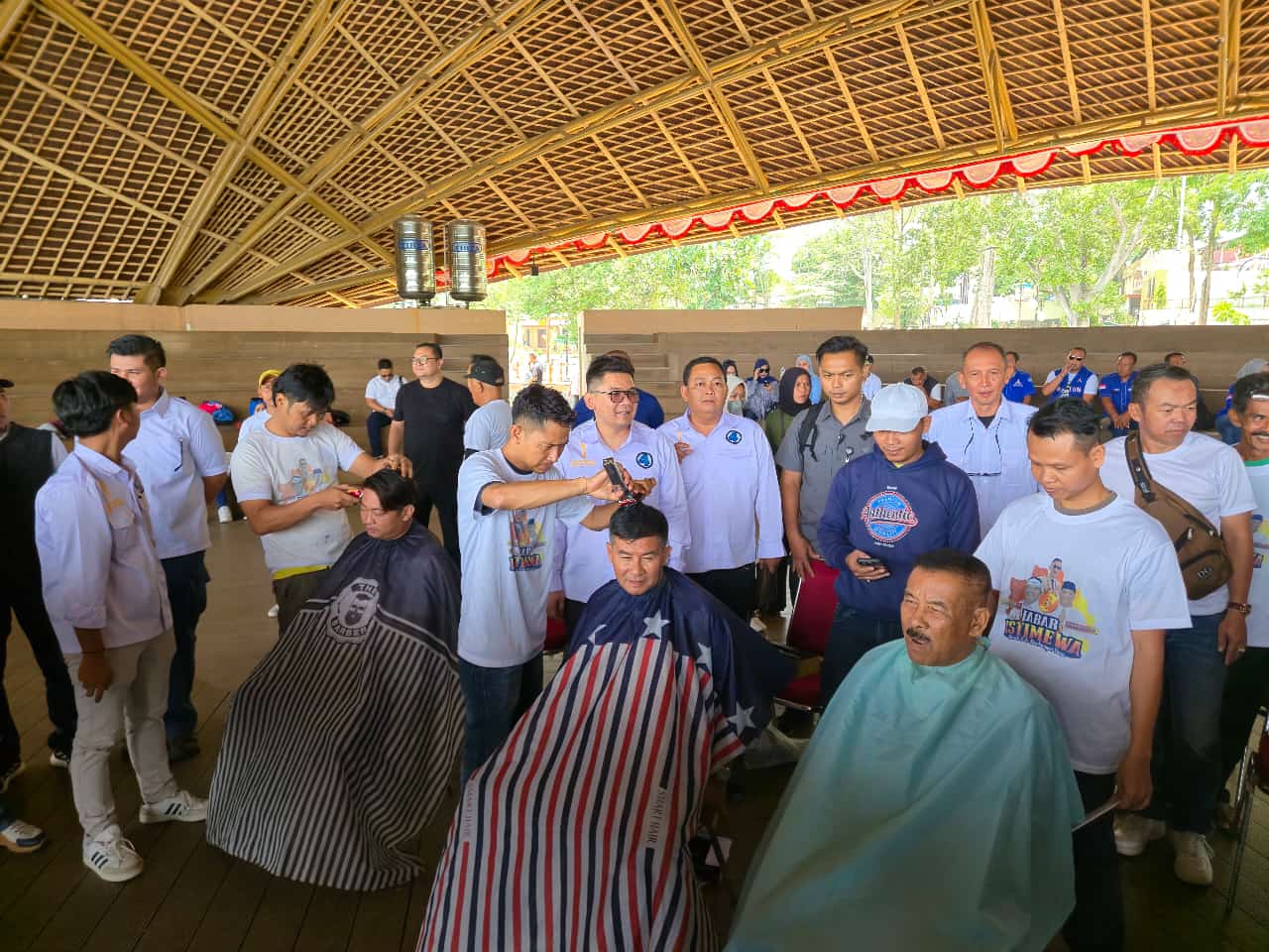 Calon Wakil Gubernur Jawa Barat Erwan Setiawan bersama H. Umuh Muchtar saat di cukur rambut oleh Komunitas tukang cukur Banyuresmi, Kabupaten Garut didampingi para Relawan Paslon Dedi Mulyadi - Erwan Setiawan, Selasa, 15/10/2024.