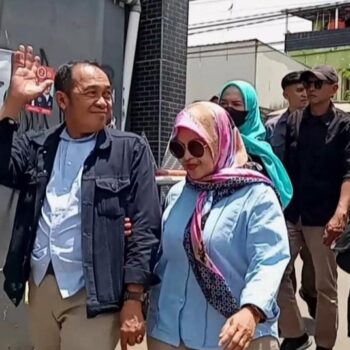 Ngatiyana sapa warga Cigugur Tengah, Kota Cimahi.