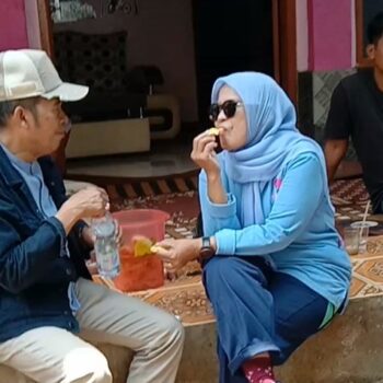 Calon Walikota Cimahi Ngatiyana bersama ibu Ngatiyana usai menyantap jajanan Seblak di salah satu warung Seblak di Kelurahan Cipageran, Selasa 8 Oktober 2024.