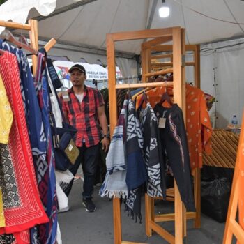 Panitia PEPARNAS XVII menyelenggarakan Festival PEPARNAS UMKM di pelataran Stadion Manahan, Solo. Sekitar 90 pelaku UMKM ikut serta dalam festival tersebut, dan mereka akan berada di lokasi hingga PEPARNAS XVII 2024 ditutup pada 13 Oktober 2024/DOK. PB PEPARNAS XVII