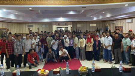 Diah Fitri Maryani bersama masyarakat Indramayu usai mensosialisasikan Peraturan Daerah (Perda) Nomor 2 Tahun 2022 tentang Desa Wisata dalam pertemuan yang berlangsung di Kabupaten Indramayu (27/10/2024)/Istimewa