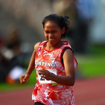 Pelari Jateng Maria Magdalena Vitasari berlaga pada nomor 200 meter kategori 37-38 Pekan Paralimpiade Nasional (Peparnas) XVII di Stadion Sriwedari Solo, Selasa 8 Oktober 2024. Maria berhasil meraih emas pada nomor tersebut. PB PEPARNAS XVII