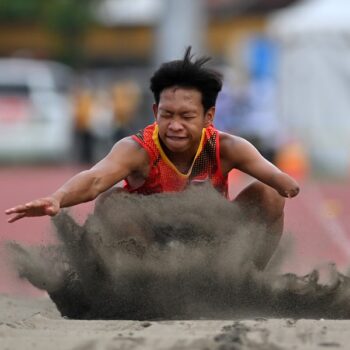 Atlet asal Jawa Tengah, M Syarofudin melakukan lompatan pada cabor para atletik babak final lompat jauh T47 ajang PEPARNAS XVII di Stadion Sriwedari, Solo, Jumat (11/10). M Syarofudin gagal mendapatkan medali setelah hanya mencatat peringkat keempat dari 11 finalis/DOK.PB PEPARNAS XVII