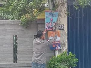 Relawan GM54 saat mencabuti APK yang bertebaran di Kota Cimahi, Minggu 24/11/2024.
