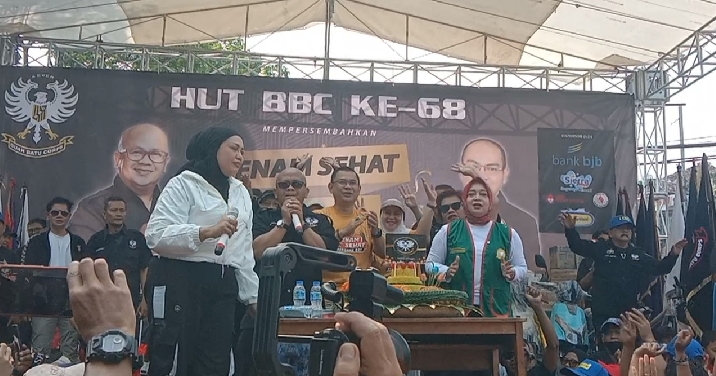Potong Tumpeng: Ketua Umum BBC H. Bagus Machdiantoro mendampingi Calon Walikota dan Wakil Walikota Bandung Arfi Rafinialdi Yena Ma'soem