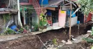 Longsor Di Sungai Citepus Robohkan Kirmir Di Kelurahan Arjuna Kota Bandung 4