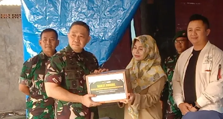 Komandan Kodim 0618 Kota Bandung Kunjungi Warga Terdampak Longsor di Kelurahan Arjuna 1 Dandim 0618/BS Kota Bandung didampingi Danramil 1803/Andir berikan bantuan kepada korban longsor di Kelurahan Arjuna, Kecamatan Cicendo, Kota Bandung, Selasa, 19/11/2024.
