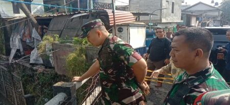 Dandim 0618/BS Kota Bandung, Kololonel Inf. Mohammad Iswan Nusi, SH saat meninjau lokasi ambrolnya kirmir di kelurahan Arjuna, Kecamatan Cicendo, Kota Bandung, Selasa 19/11/2024.