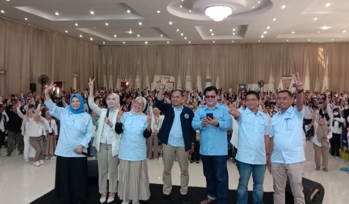 Foto Bersama: Calon Walikota Cimahi Ngatiyana foto bersama para saksi TPS dalam agenda Bimtek Saksi TPS, Sabtu 23/11/2024.