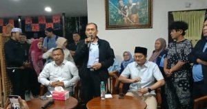 Calon Walikota Cimahi Ngatiyana saat menyampaikan konferensi pers nya pasca perhitungan versi real count saksi internal Paslon Nomor urut Dua, Rabu 27/11/2024.