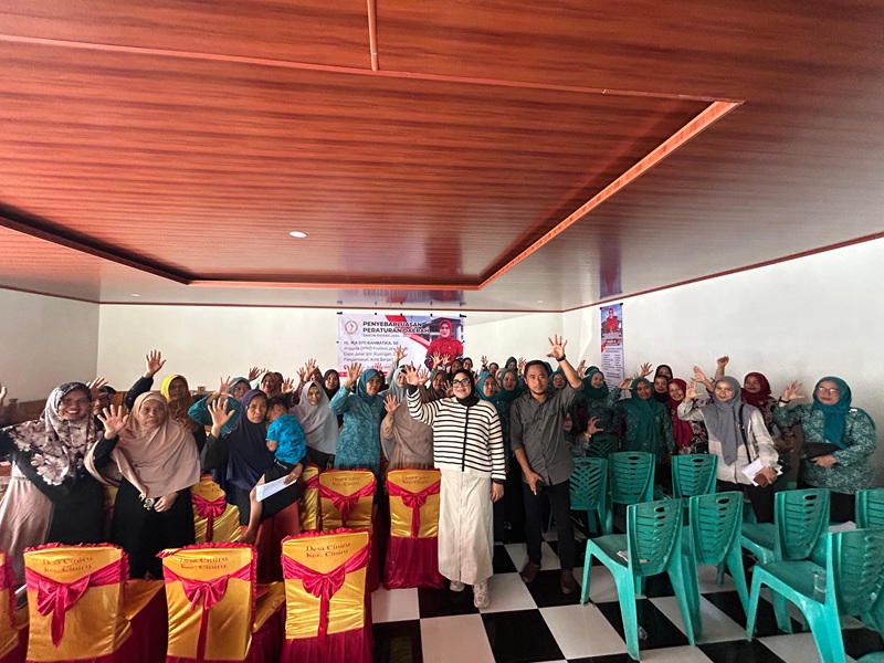 Ika Siti Rahmatika bersama masyrakat ciniru (21/11/2024)/Istimewa