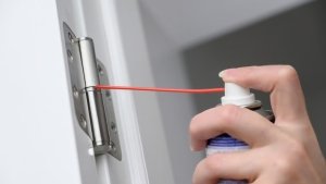 5 Langkah Efektif Mengatasi Suara Berderit pada Engsel Pintu di Rumah 3