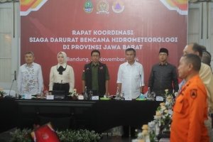 Penjabat Sekretaris Daerah Kota Bandung, Dharmawan mengimbau seluruh pihak untuk lebih peduli dalam mengelola sampah, terutama selama musim hujan, sebagai langkah pencegahan banjir. (Dok. Humas Kota Bandung)