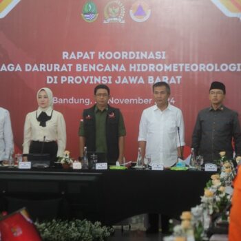 Penjabat Sekretaris Daerah Kota Bandung, Dharmawan mengimbau seluruh pihak untuk lebih peduli dalam mengelola sampah, terutama selama musim hujan, sebagai langkah pencegahan banjir. (Dok. Humas Kota Bandung)